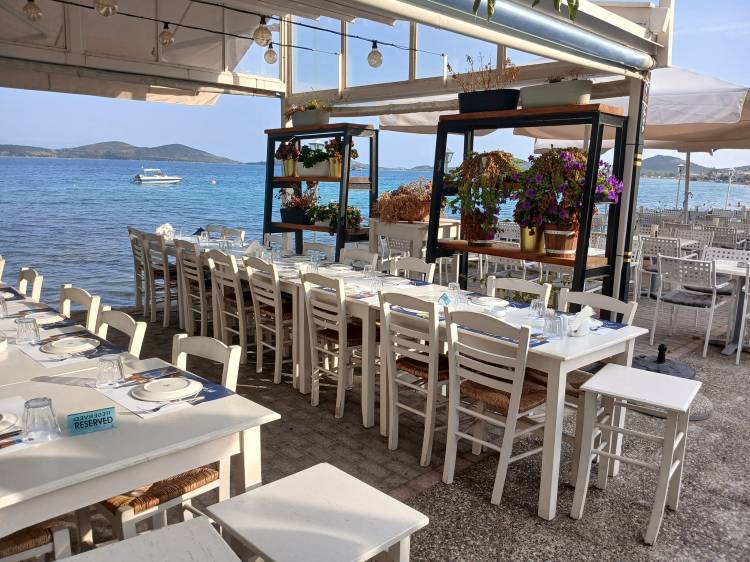 Традиционна гръцка таверна в Неа Перамос с морска гледка