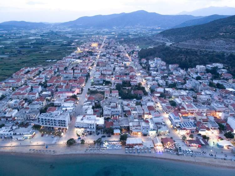 Централната част на Неа Перамос и плажа, погледнати отвисоко