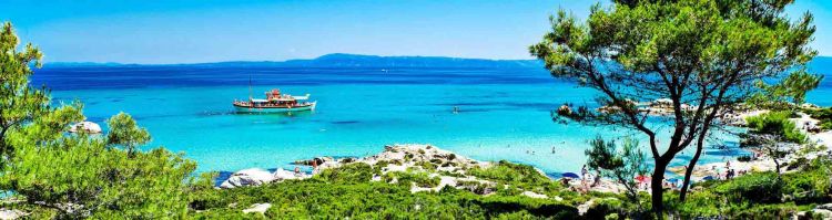 Красив плитък плаж с тюркоазена вода Ситония Халкидики