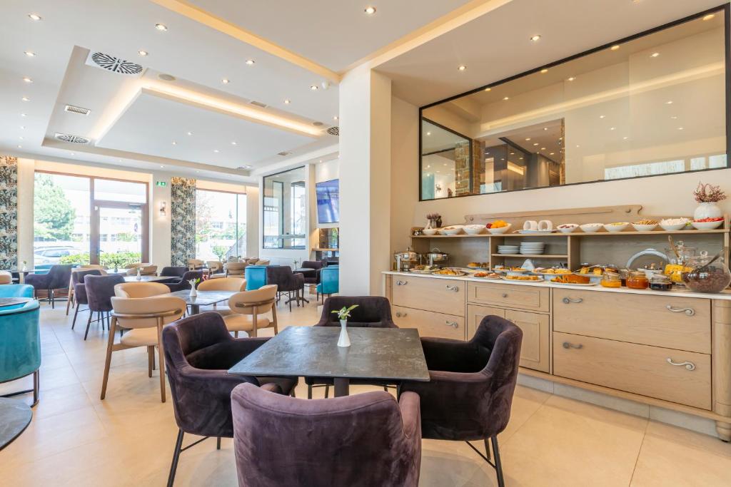 Sokratis Hotel е малък, но много популярен хотел