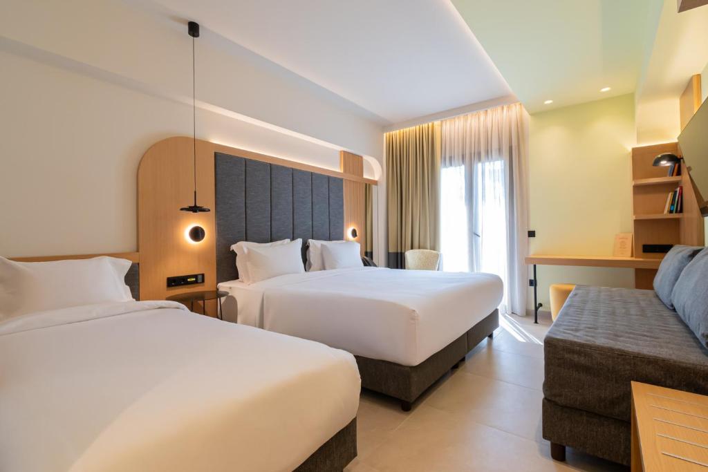 Sokratis Hotel е малък, но много популярен хотел в Неа Муданя