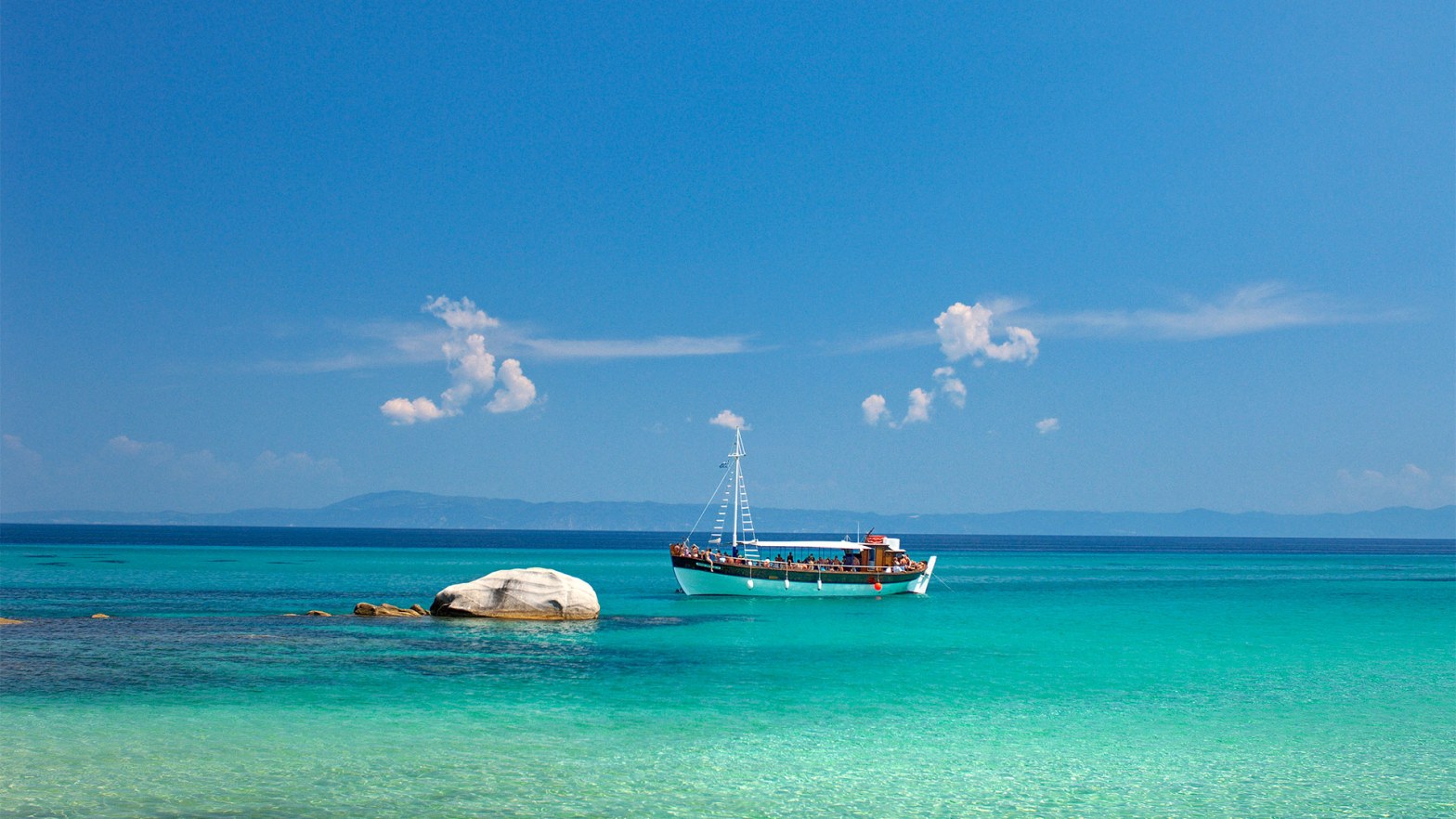 Лодка в морето - залив Халкидики
